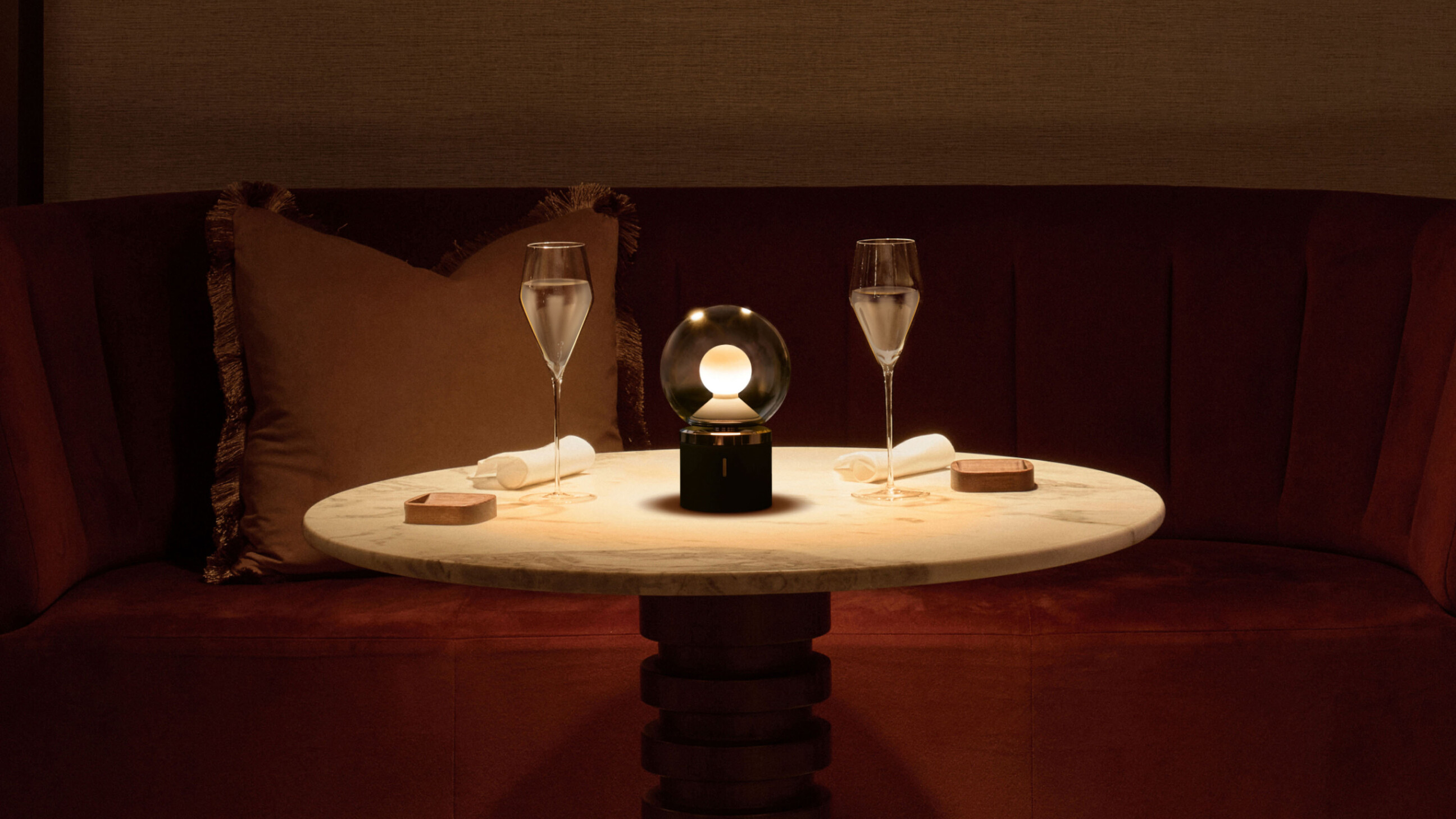 Occhio Luna pura Tischleuchte Esstisch Champagnergläser