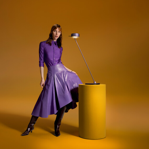 Occhio sento table luminaire on violet backround with people