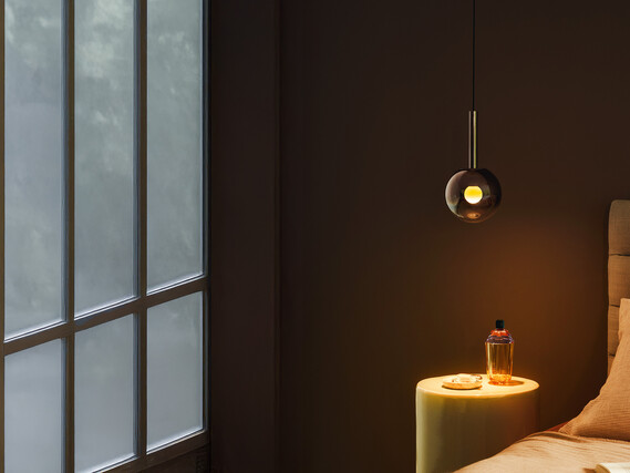 Occhio Luna sospeso pendant LED Luminiare over bedside tabel