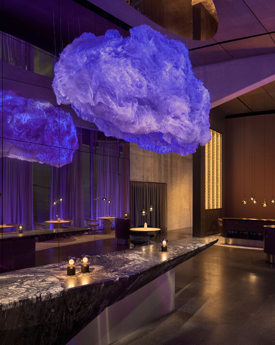 Hauptgastraum im Restaurant The Cloud by Käfer mit schwebender Dining Cloud Installation, Luna sospeso Pendelleuchten von Occhio und Einzelplätzen an bodentiefen Fenstern“